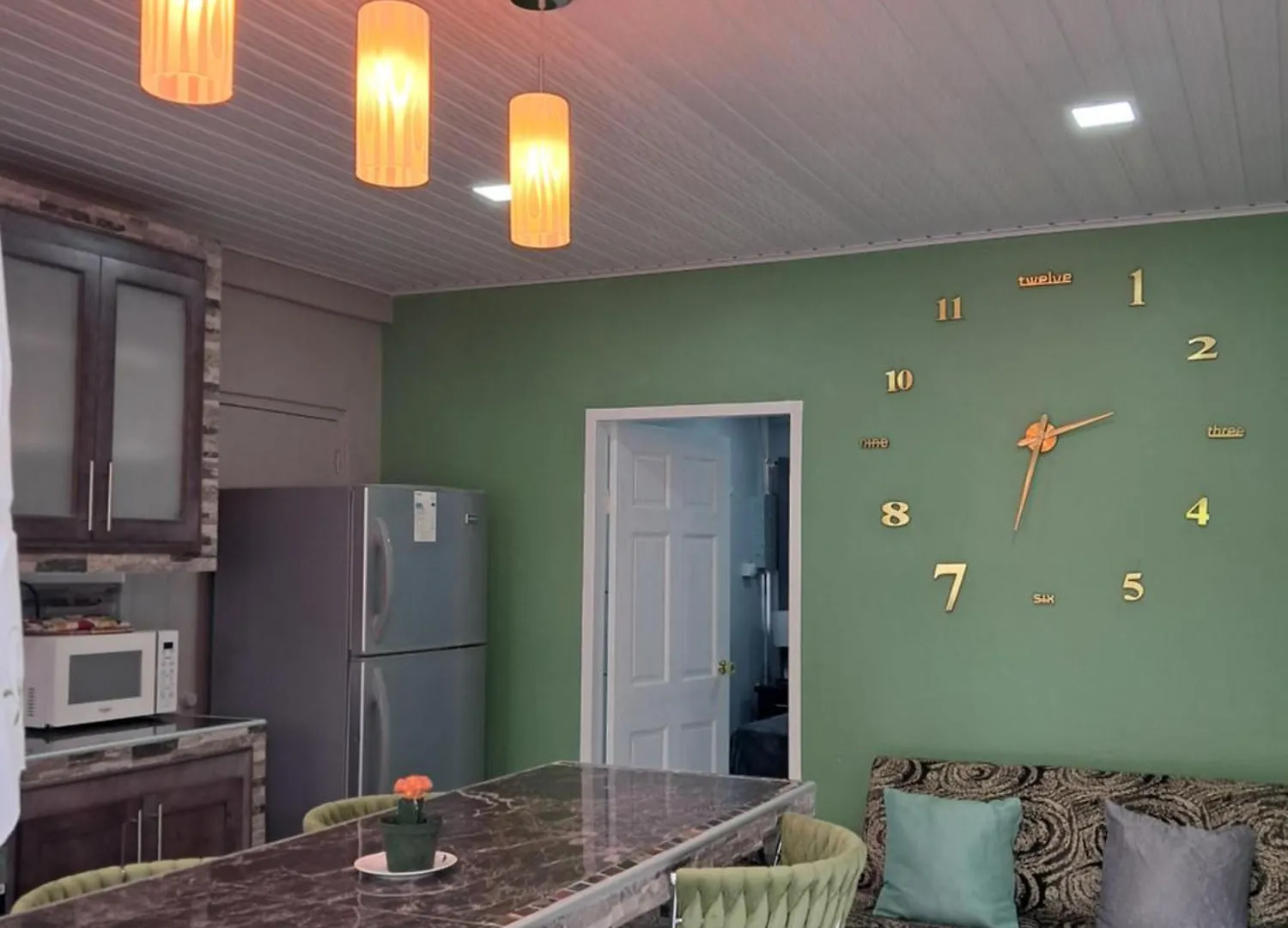 בית אירוח סקרבורו Breadfruit Lodge טרינידד וטובגו