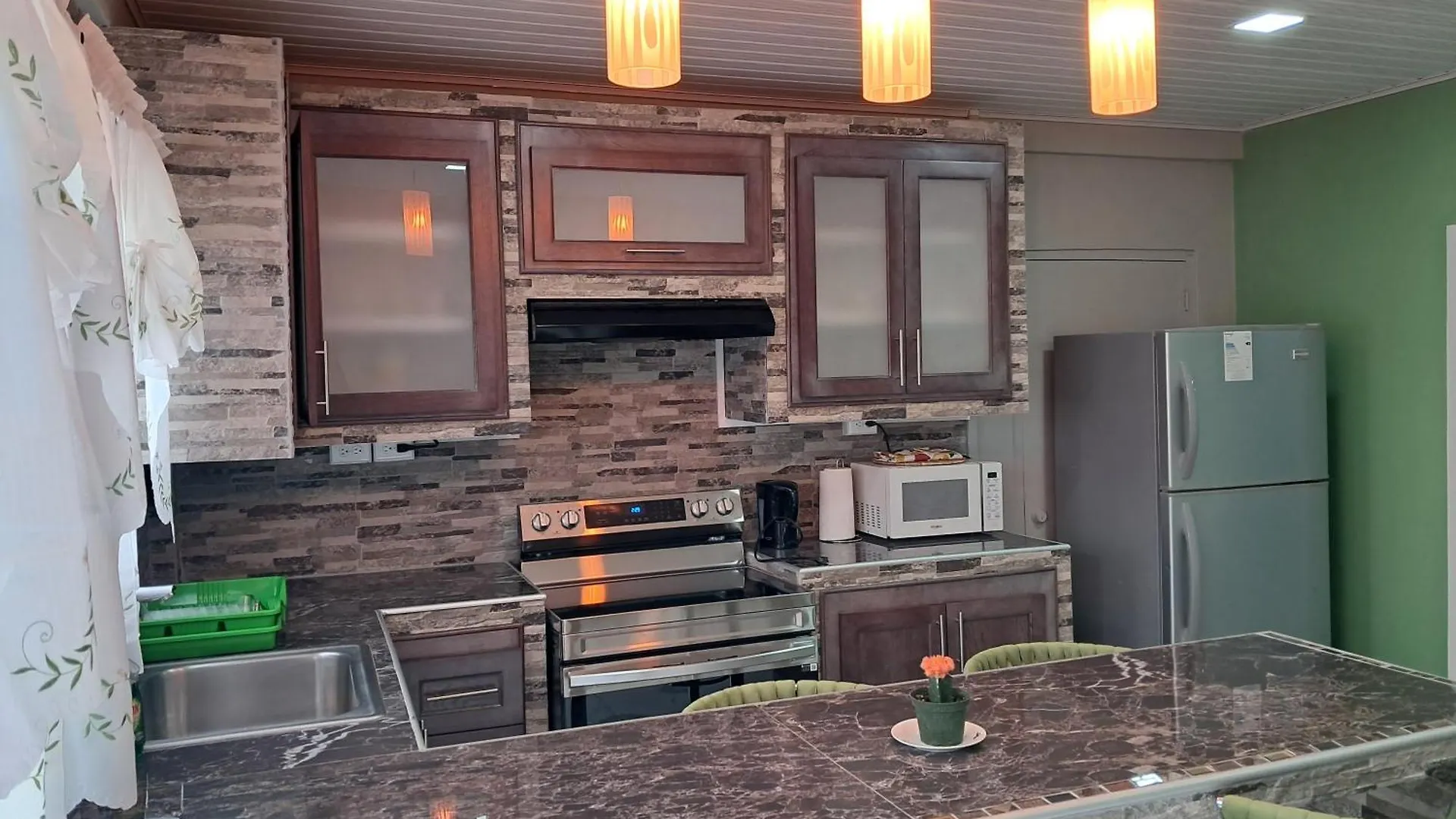 בית אירוח סקרבורו Breadfruit Lodge